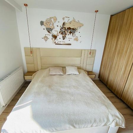 Luxury White Apartment In Park Lotnikow Krakau Buitenkant foto